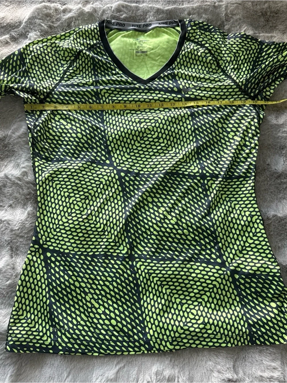 Nike Pro Fitted Long Sleeve Shirt V-Neck Geometric Green Womens Size XL-0464